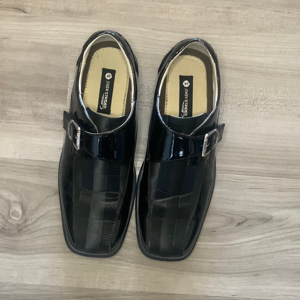 Easy Strider black dress shoe with buckle size 5 boys